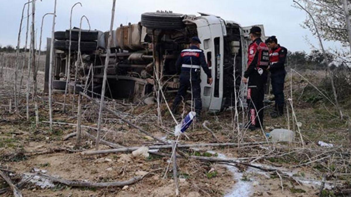 Bursa'da devrilen kamyonun tankerindeki 20 ton st tarlaya dkld 