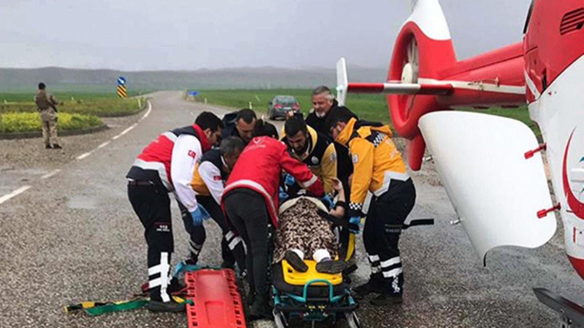 Ambulans helikopter, kazada yaralanan kadn iin yola indi