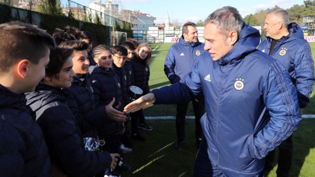 Ersun Yanal, 49 matr yenilmeyen Fenerbahe U13 takmyla bulutu