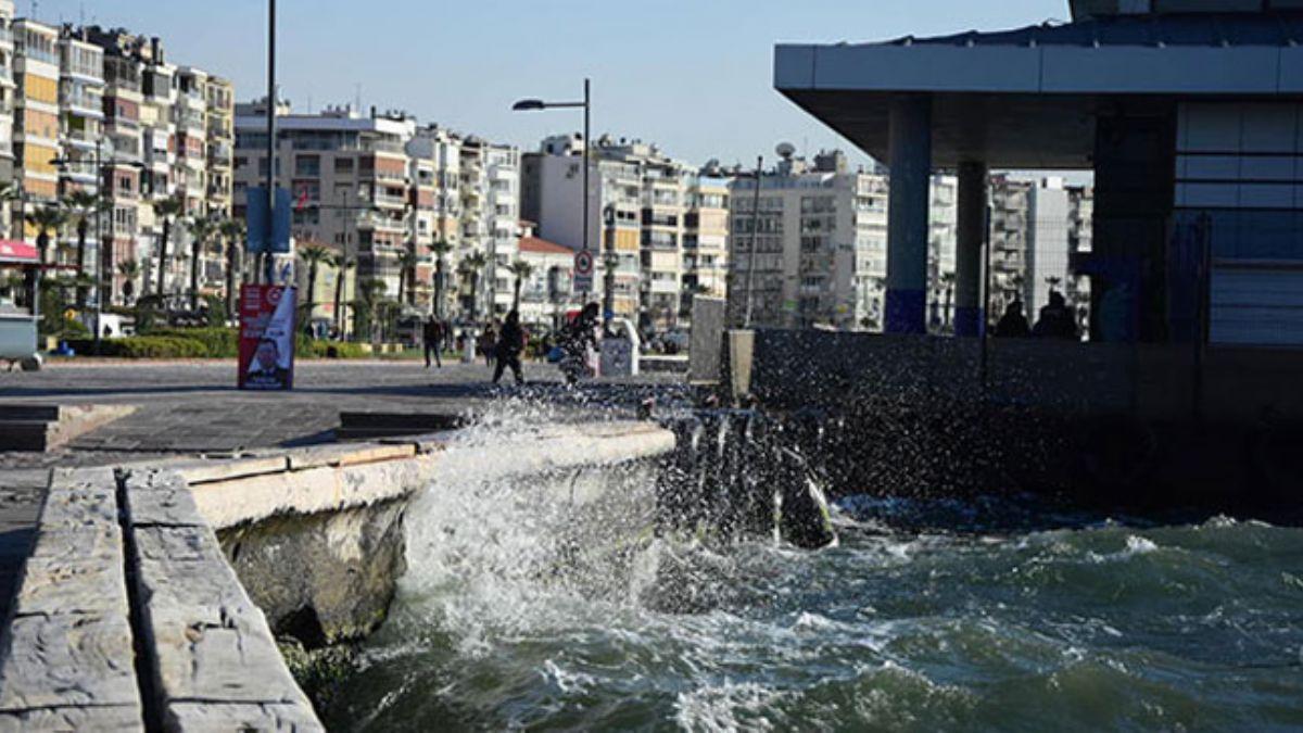 zmirde iddetli rzgar nedeniyle vapuru seferleri durduruldu