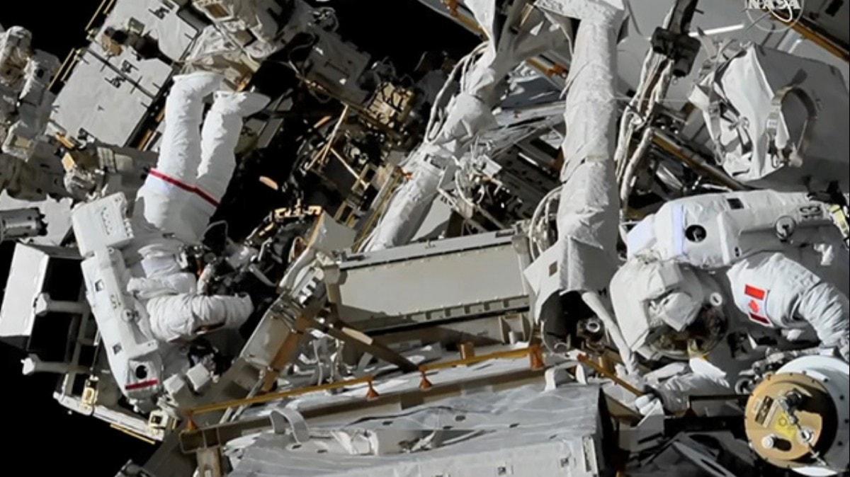Astronotlar 6 buuk saatlik uzay yryn baaryla tamamlad