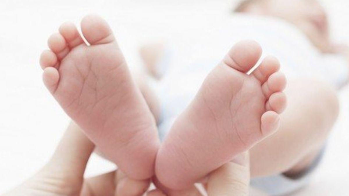 Детские feet. Ноги младенца. Пяточки младенца. Стопы у новорожденных детей.