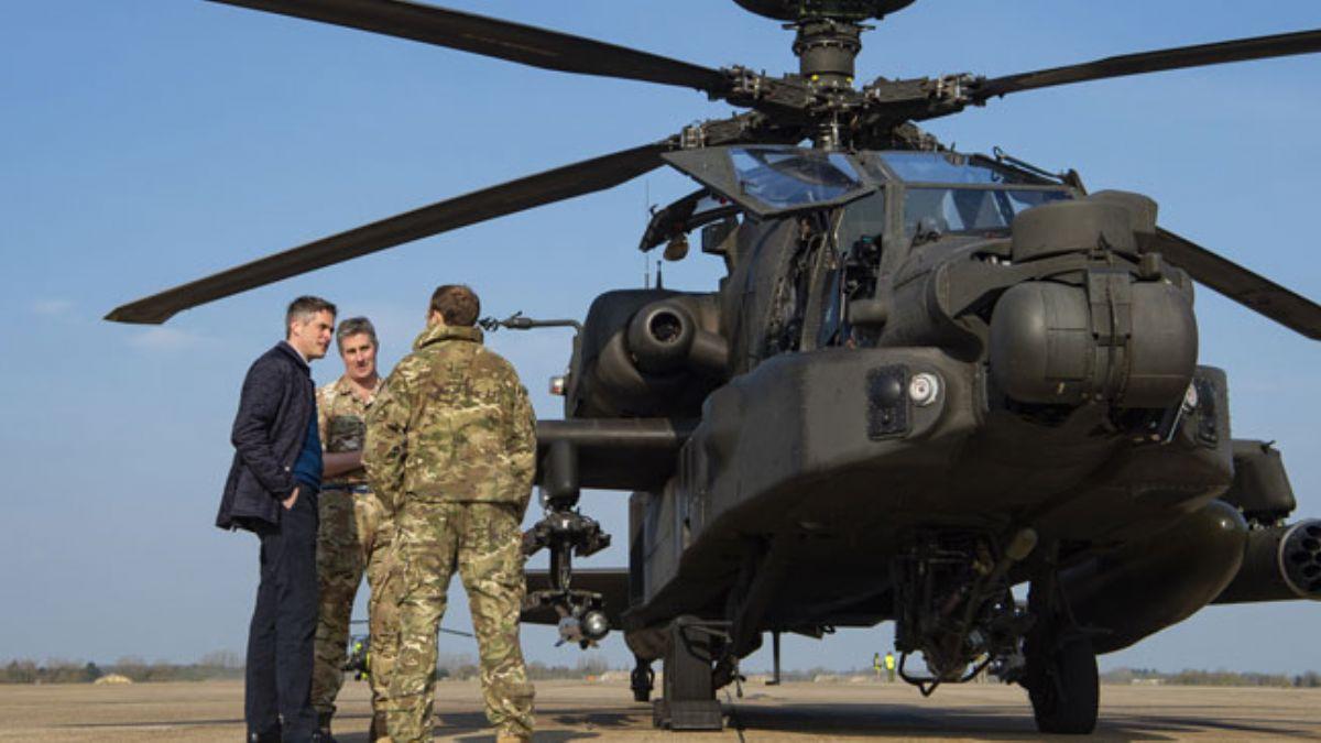 ngiltere Estonya'ya 5 Apache helikopteri sevk etti