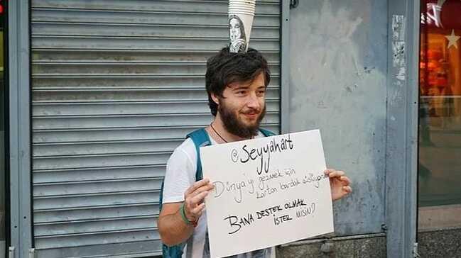 Karton bardak ona dünyayı gezdirdi