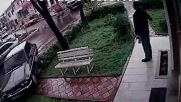 Kaldırımda yürürken az kalsın canından oluyordu
