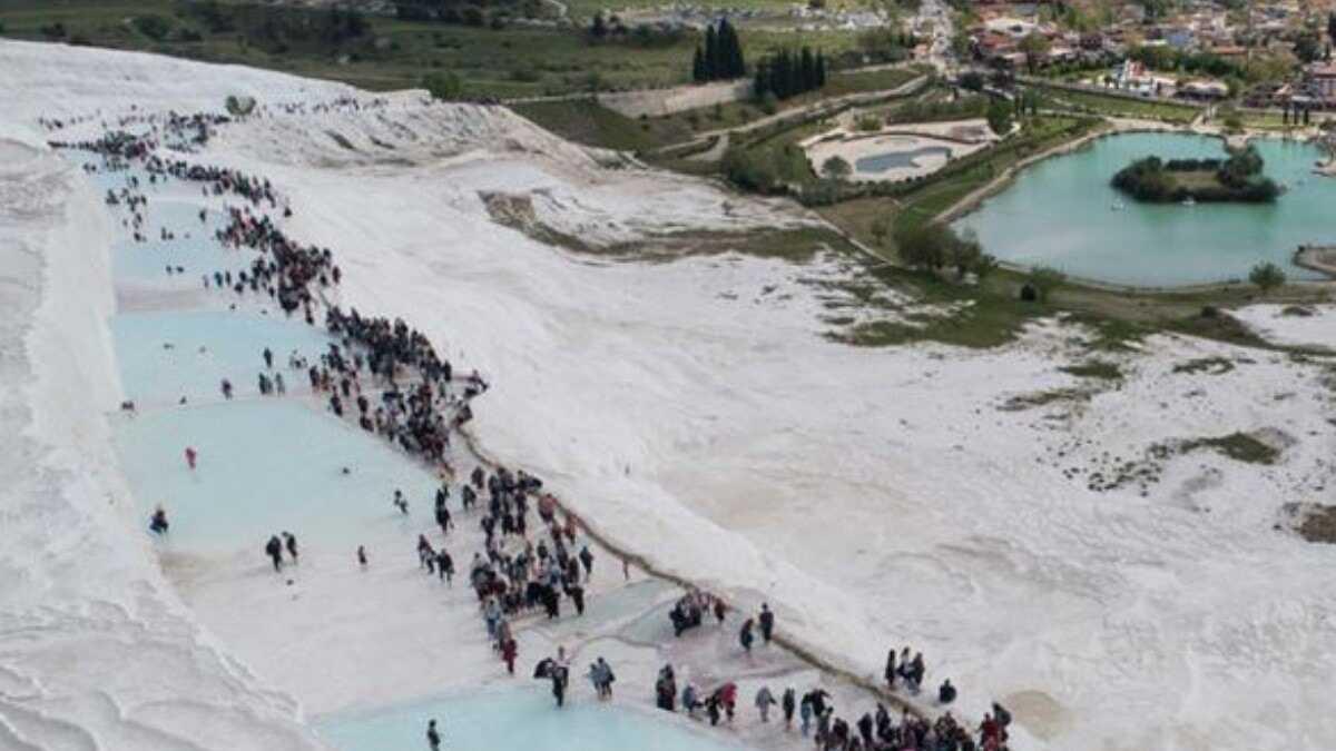 Pamukkale'yi 3 saate 15 bin kii ziyaret etti