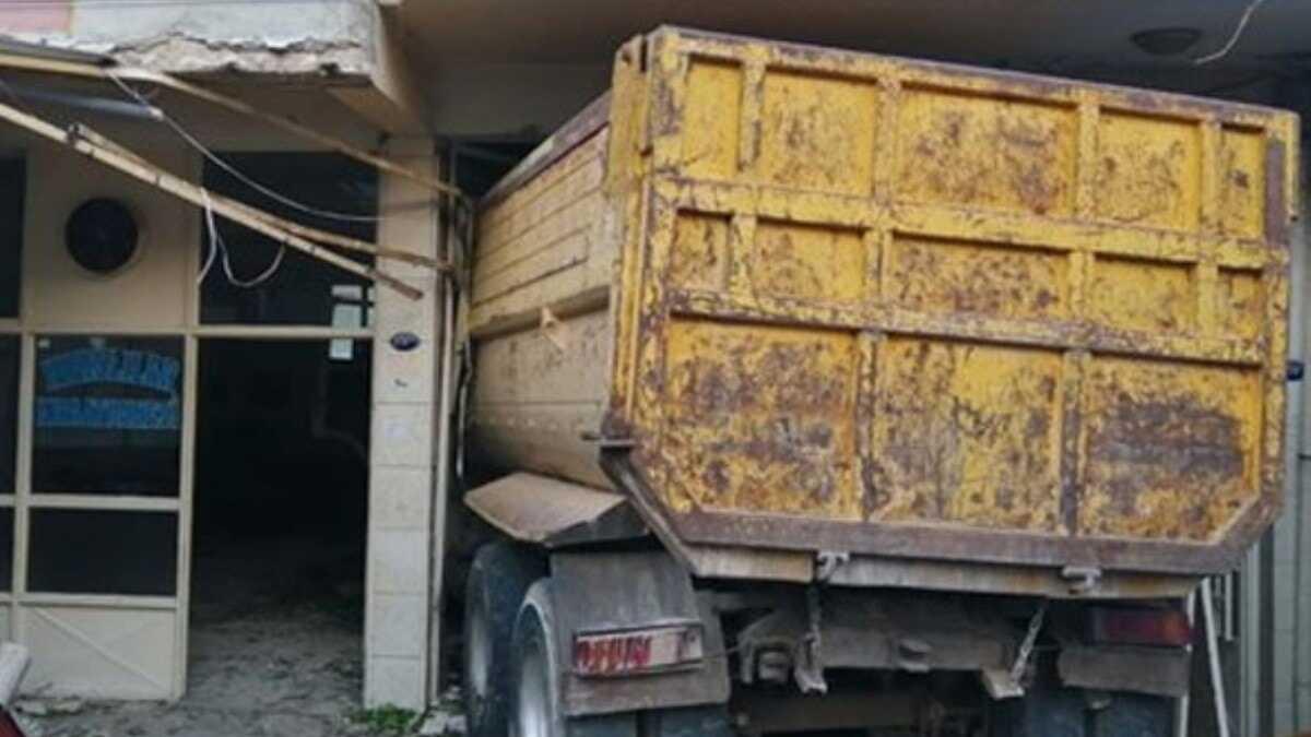 zmir'de kamyon kraathanenin iine girdi: 6 yaral
