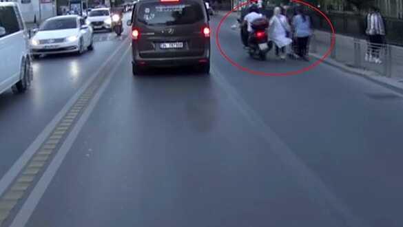 Turist kadına hafifçe çarptı, arkasına bile bakmadan devam etti