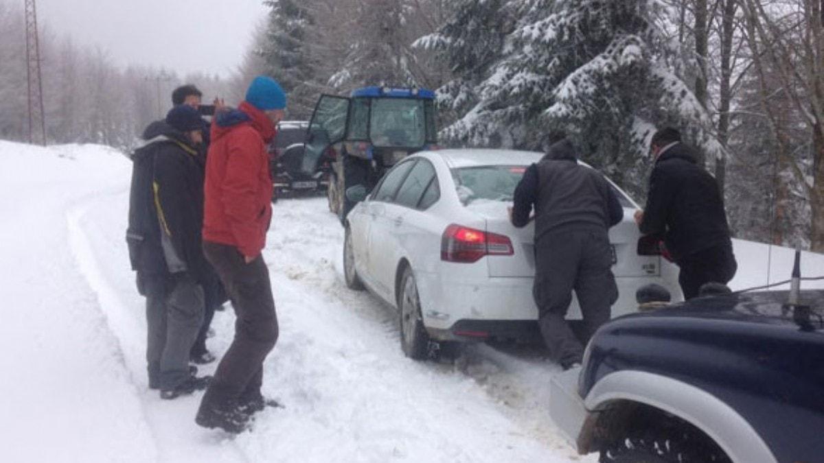 Akyaz'da yaylada kar nedeniyle mahsur kalan 10 kii kurtarld