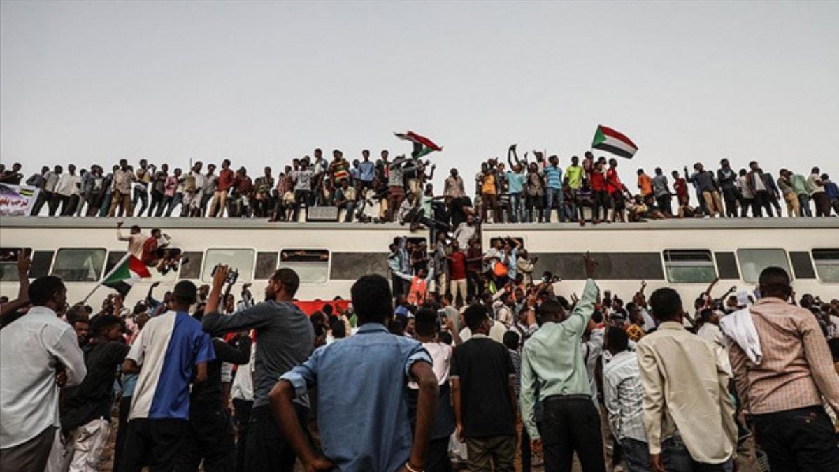 Sudan'da gstericiler ordu genel karargah nnde cuma namaz kld