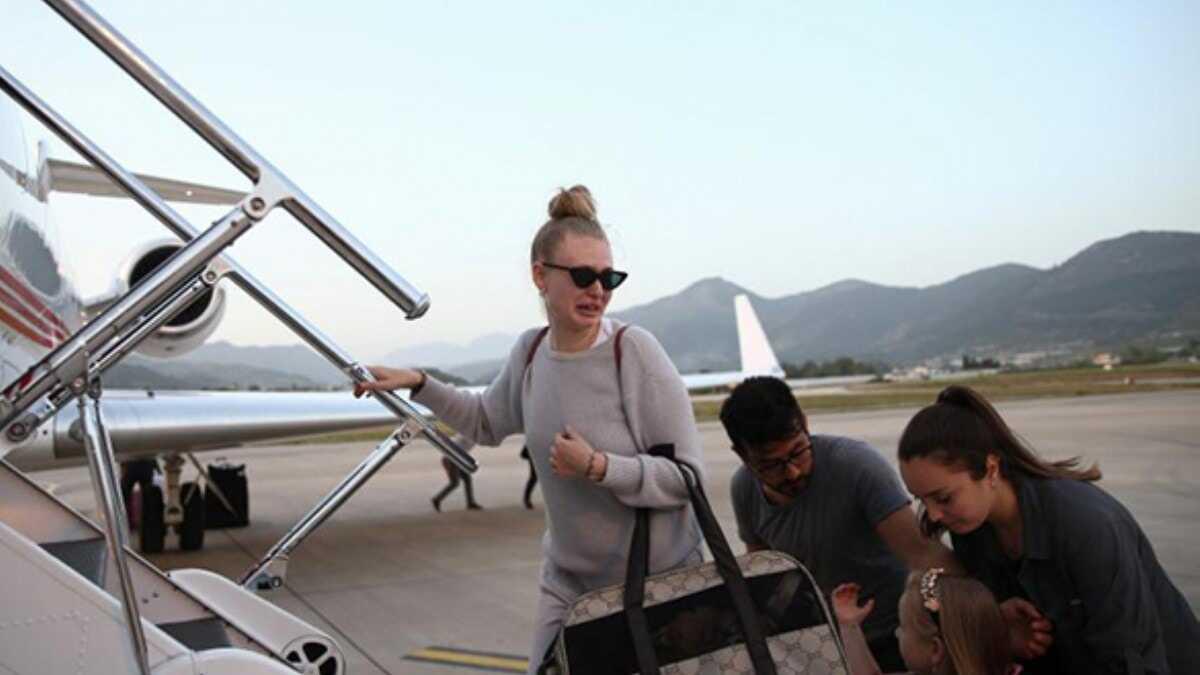 Sural�ın eşi gözyaşları içinde ayrıldı Bakanın uçağı ile Sural�ın eşi gözyaşları içinde ayrıldı Bakanın uçağı ile