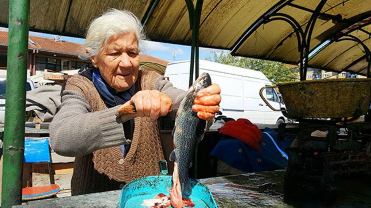 60 yldr alt pazarn tek kadn tezgahtar