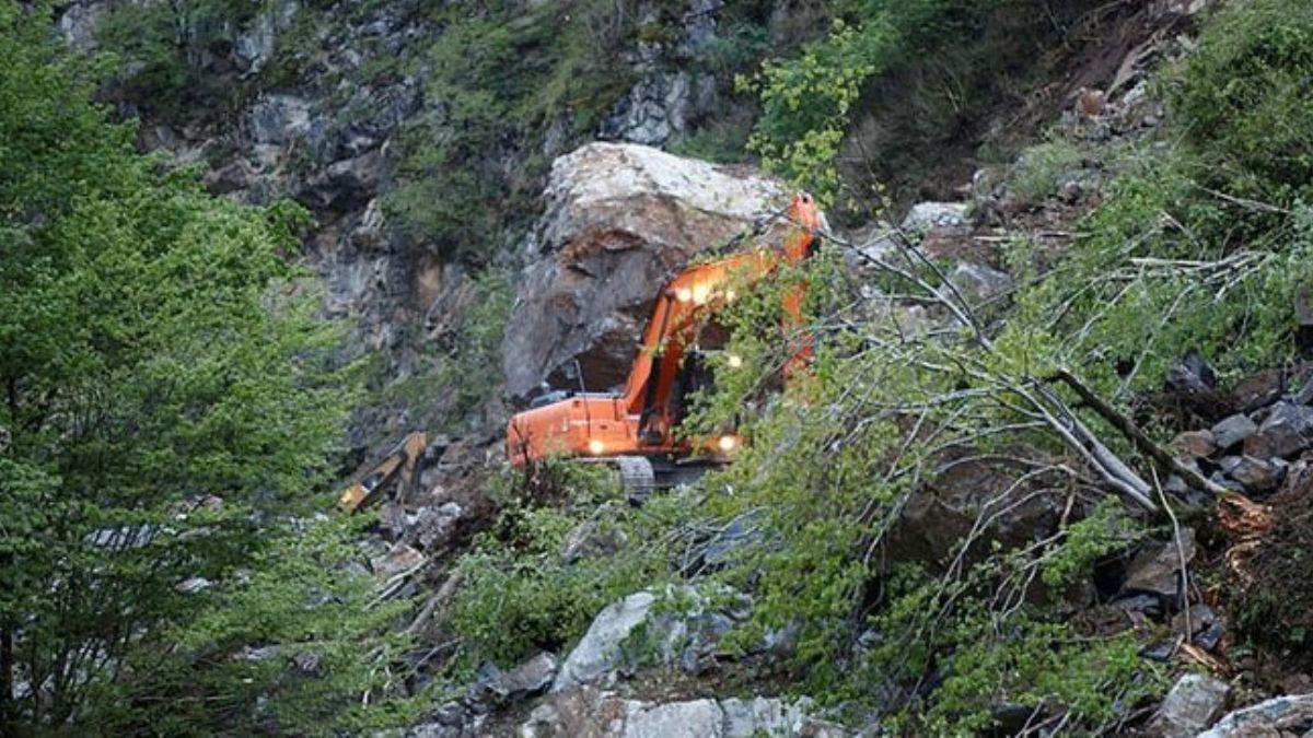 Giresun'da heyelan: Karayolu ulama kapand