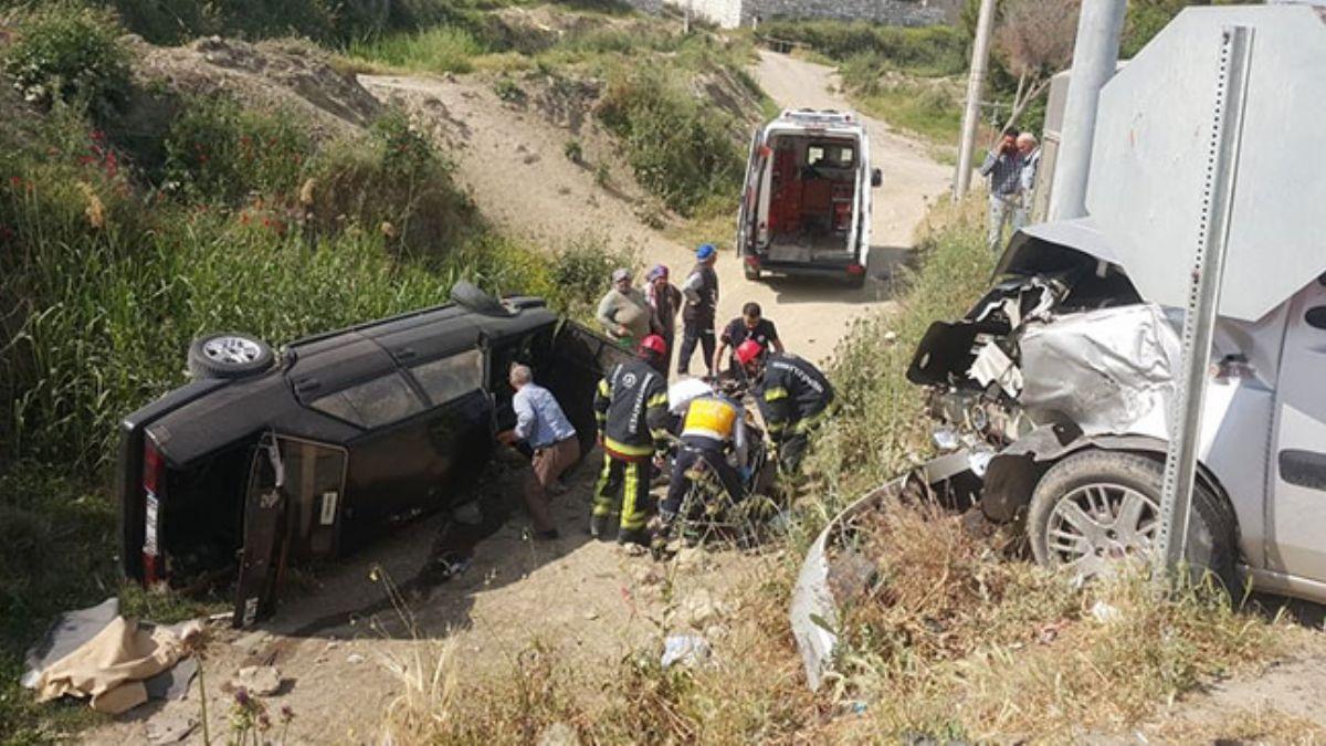 Denizli'de feci kaza! Ticari arala otomobil arpt: ok sayda yaral var