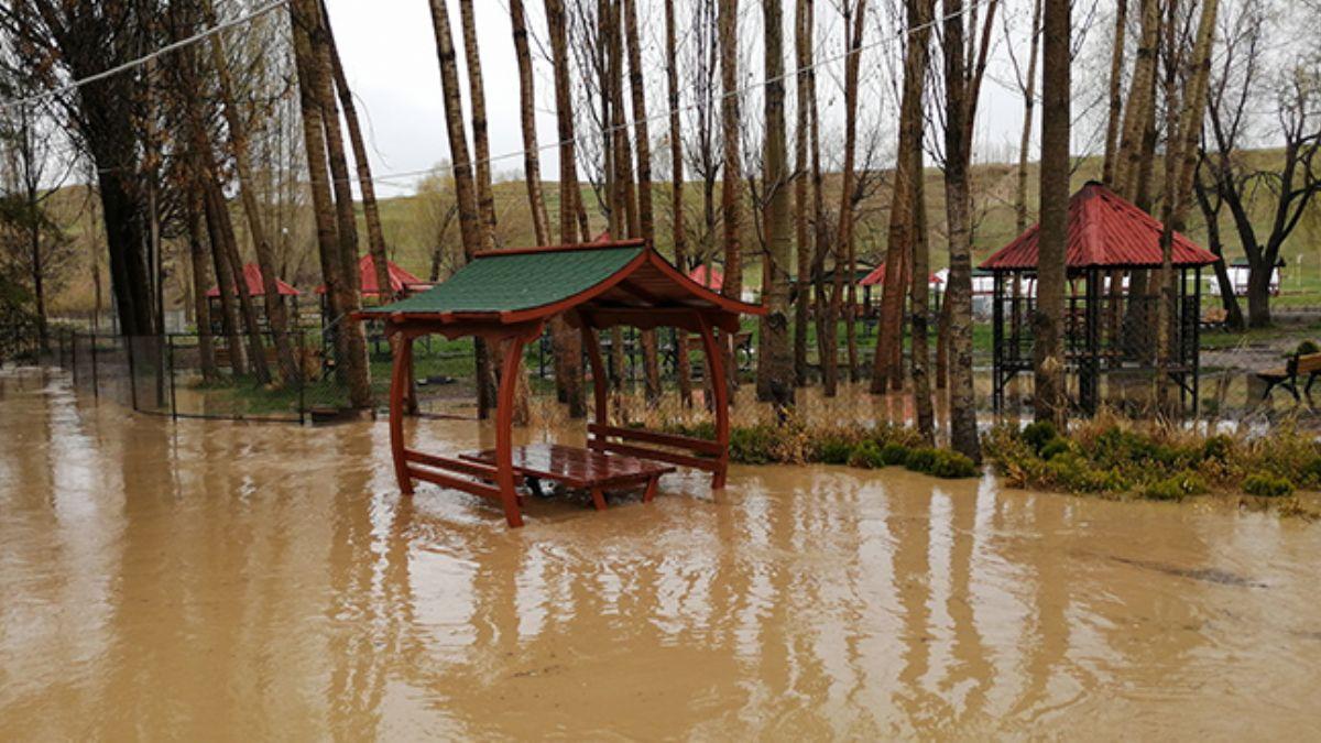 Bitlis'te iddetli ya su taknna neden oldu