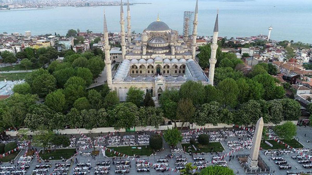 Sultanahmet'te binlerce kii iftar sofrasnda bulutu