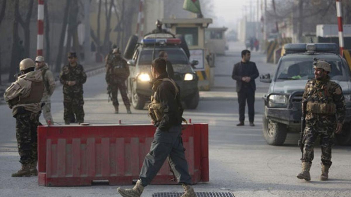 Afganistan'da polis karakoluna saldr: 8 l