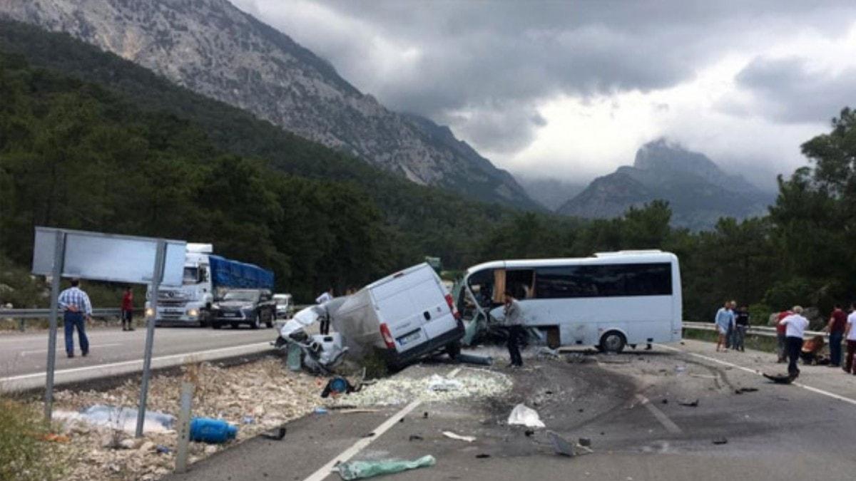 Kemer'de otel alanlarn tayan midibs kaza yapt