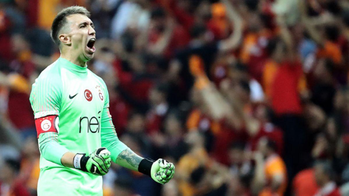 Muslera Galatasaray'da kupa koleksiyonuna yenilerini eklemek zere