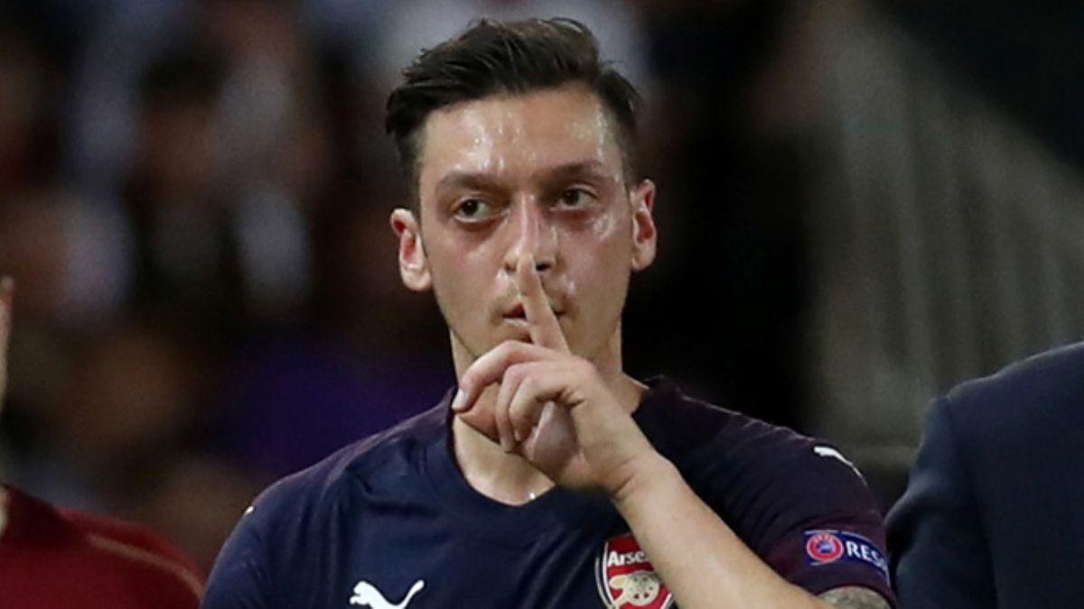 Mesut zil kendisini slklayan tribnlere sus iareti yapt