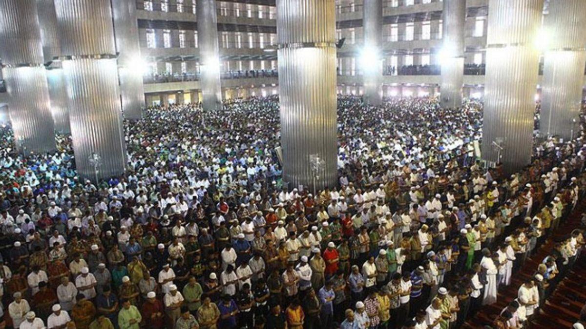 Endonezya'da ramazann ilk cuma namaz klnd