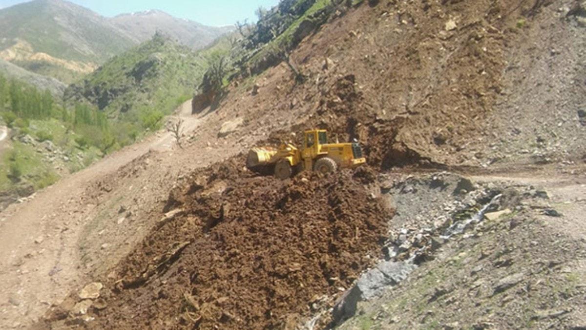 Kayalarn dmesi sonucunda kapanan ky yolu ulama ald