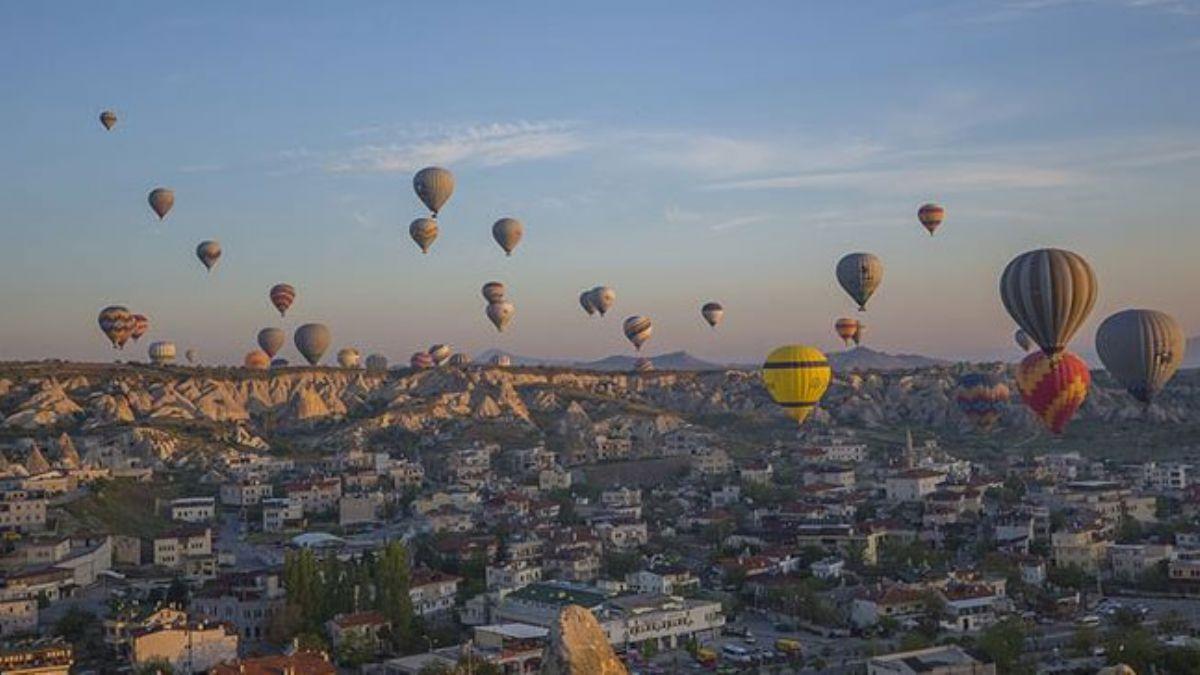 Turistlerin gzdesi scak hava balonlar