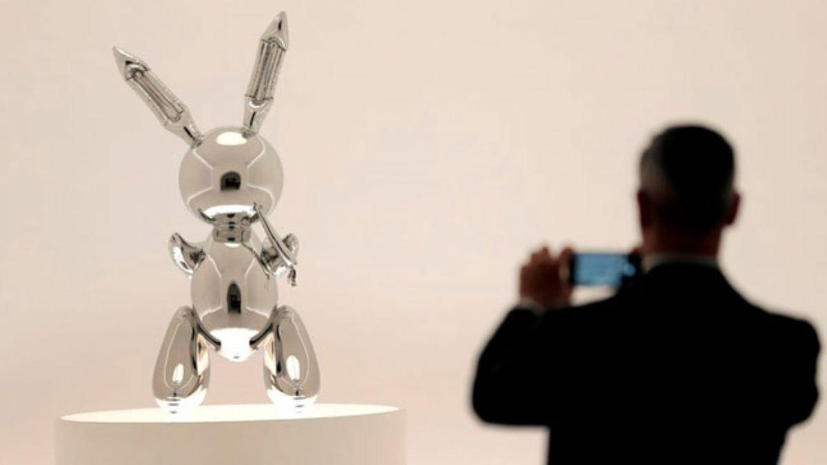 ABD'li heykeltra Jeff Koons'un 'Tavan' heykeli rekor fiyata satld