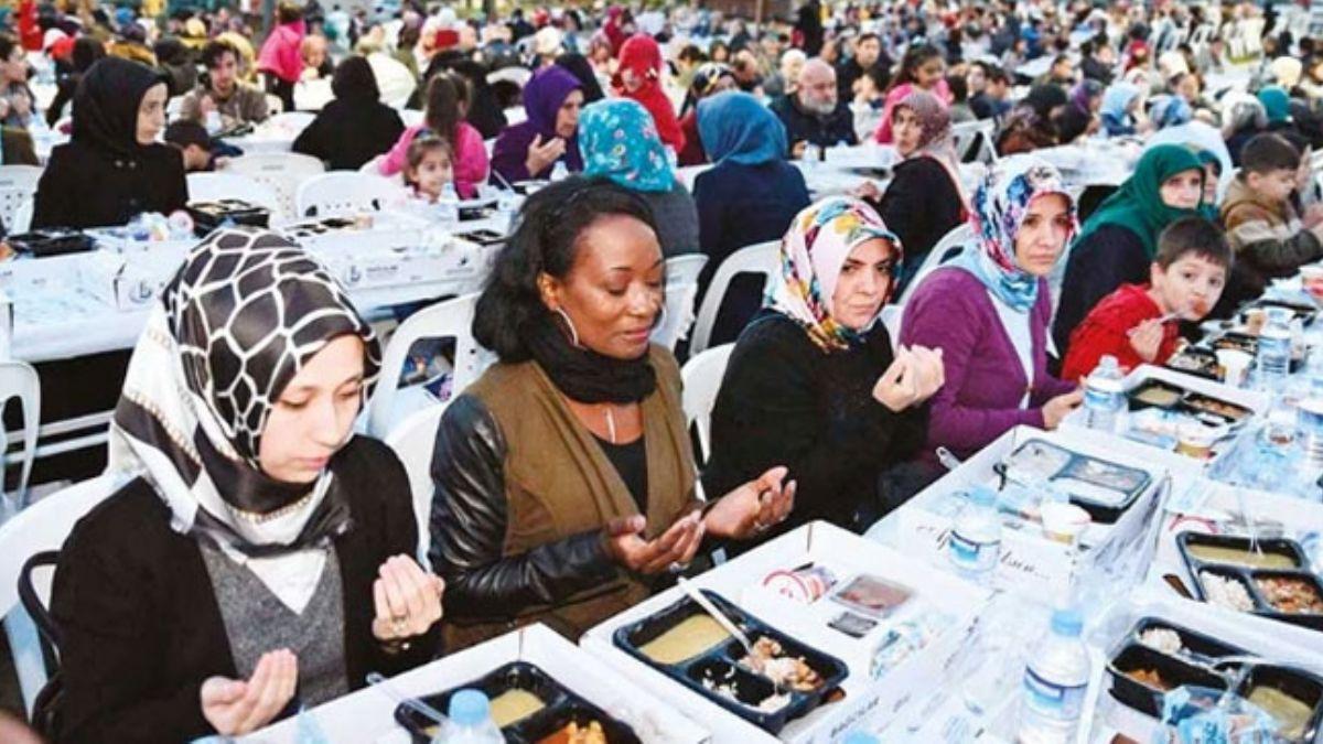 Amerikal arkc Della Miles, Baclar'da 3 bin 500 kiiyle birlikte iftar yapt