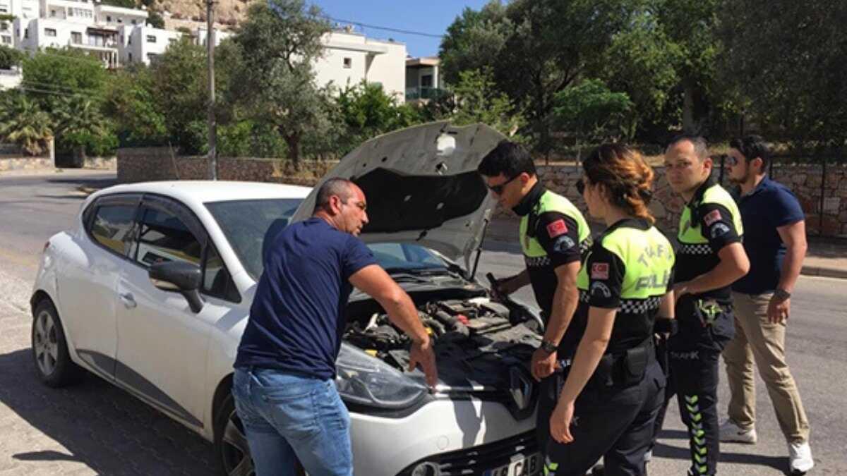 Bodrum'da durdurulan aracn kaputunu aan polisler oke oldu