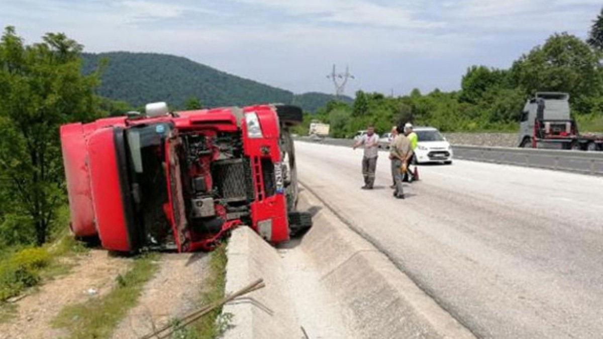 Dzce'de kum tayan bir kamyon kontrolden karak yan yatt