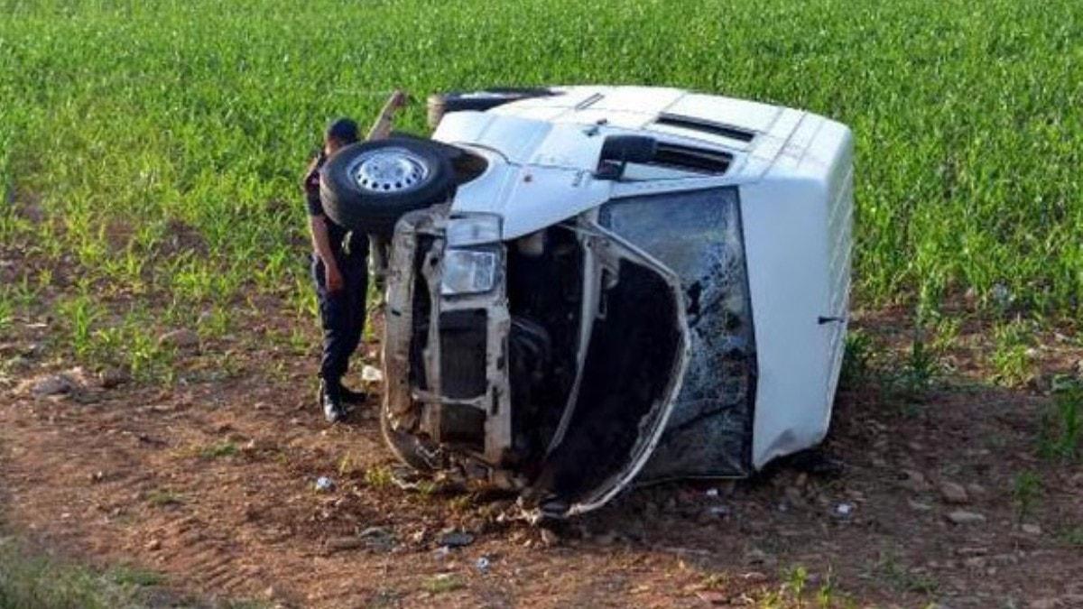 Yolcu minibs msr tarlasna devrildi: 6 yaral