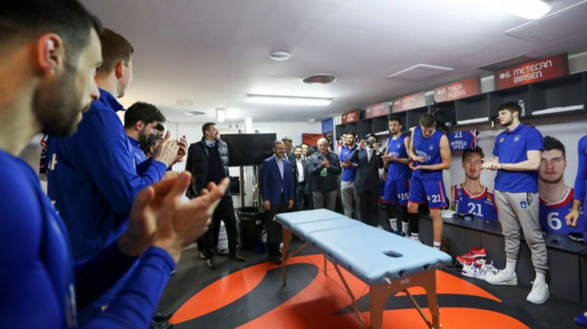 Bakan Kasapolu, Anadolu Efes'i tebrik etti