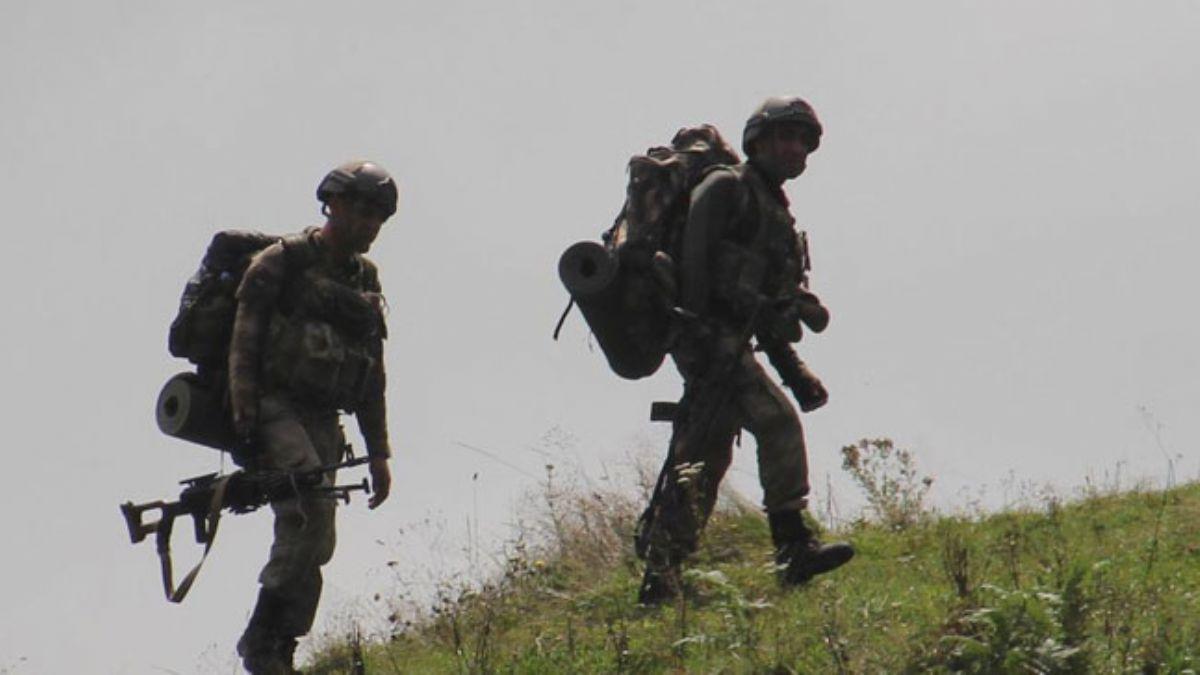 PKK'l terrist yer gsterdi, snak ve depolar imha edildi 