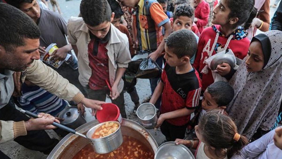 Gazzeli yoksullar iftarn 'Gazzeli Yoksullara Yardm Tekkesi'nin datt ala yapyor