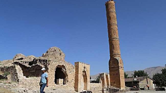 Süleyman Han Camisi'nin 612 yıllık minaresi yeni yerinde yükseliyor