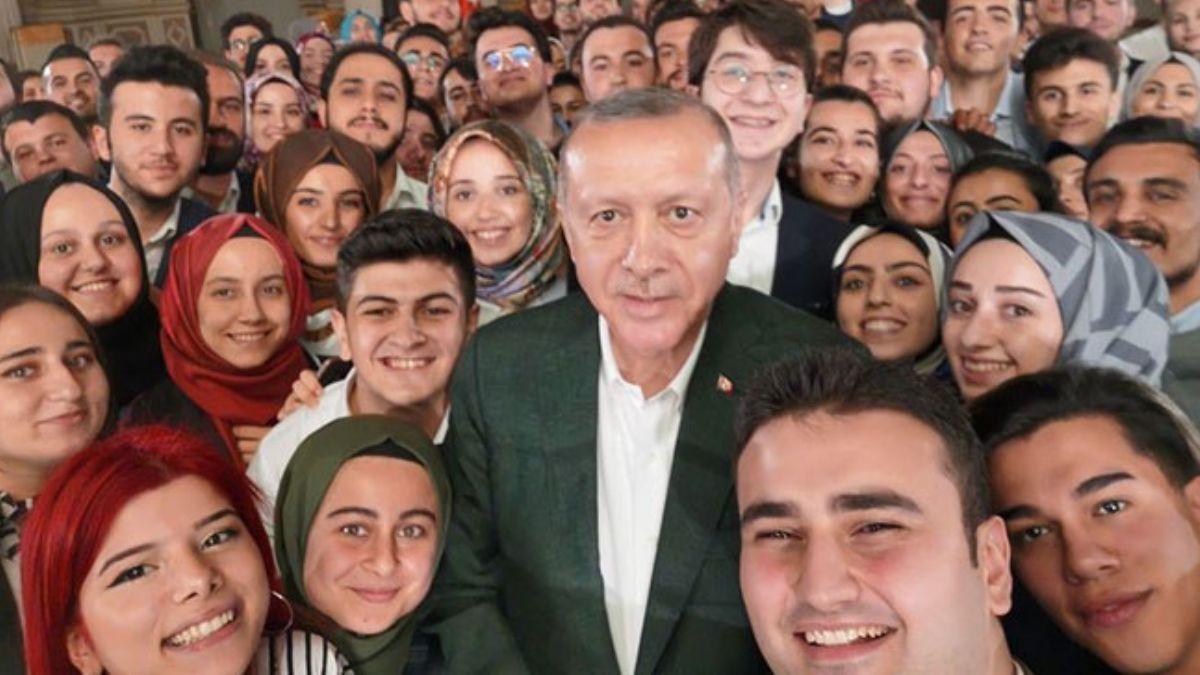 Bakan Erdoan'dan genlerle selfie paylam