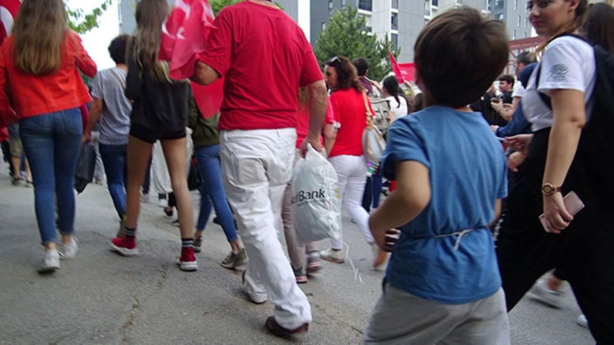 Torununu 'kaybolmasn' diye beline ip balayp dolatrd