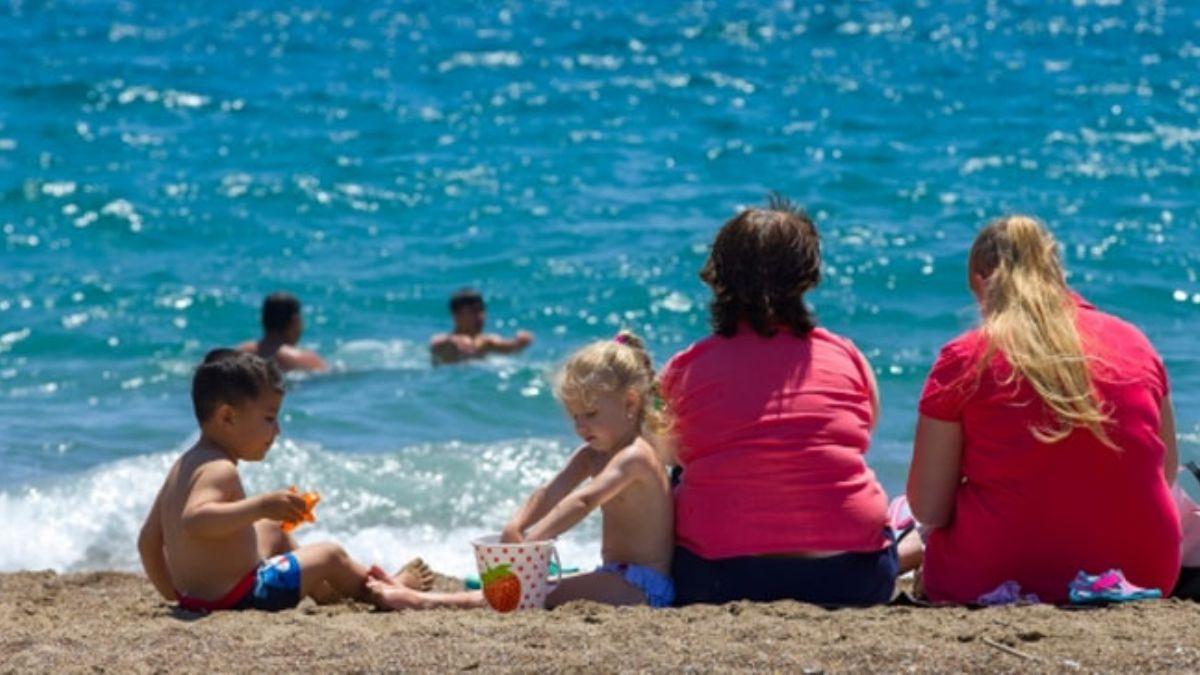 Antalya'da scaktan bunalanlar denizde serinledi