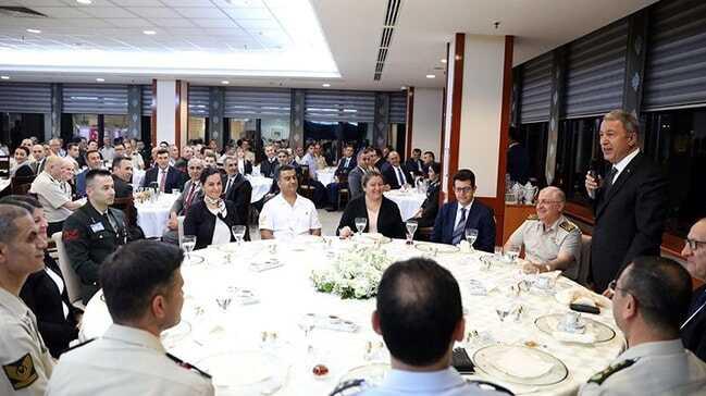 Bakan Akar, uzman erbaşlarla bir araya geldi