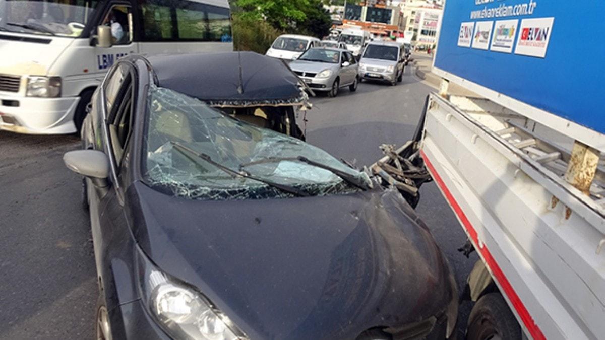 Pendik'de kontrolden kan ara kamyonete arpt: 2 yaral