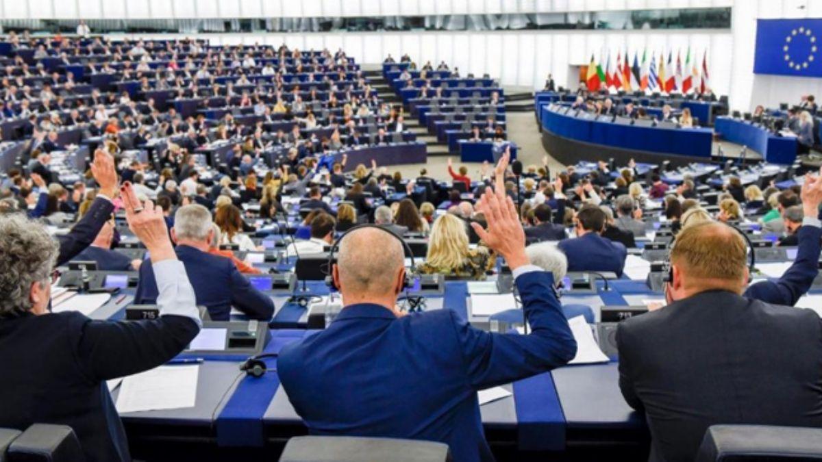 ngiltere ve Hollanda'da Avrupa Parlamentosu seimleri balad