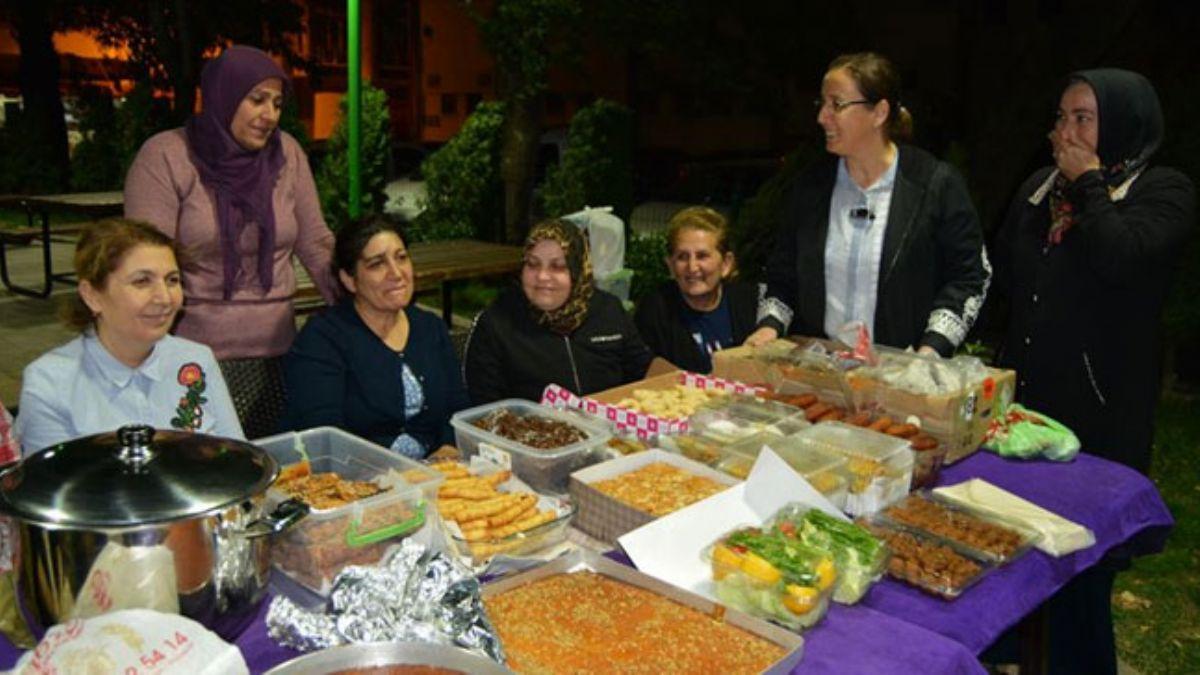 Gaziantep slahiye'deki AK Parti Kadn Kollar yeleri Mnbi'teki Mehmetik'e iftariyelik gnderdi