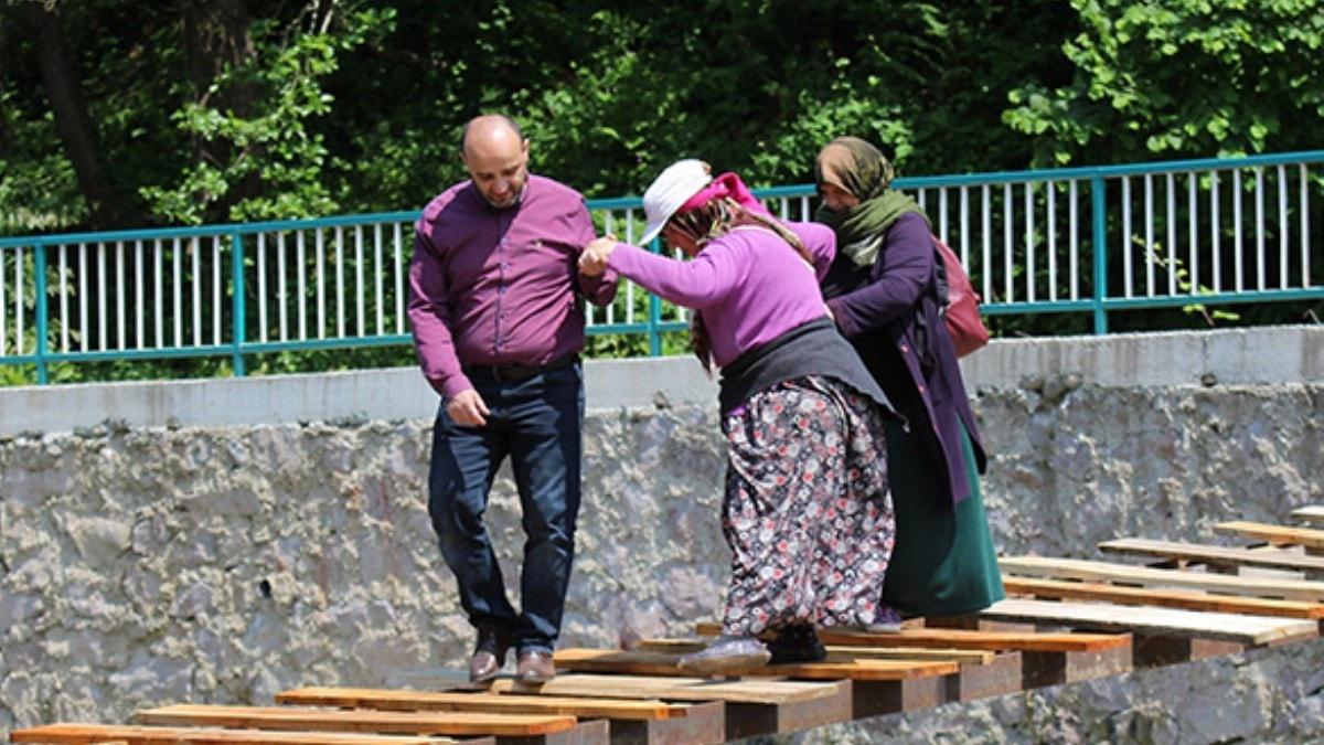 Srmene'de ilkel yntemlerle yaplan kprden geen vatandalar korku dolu anlar yayor