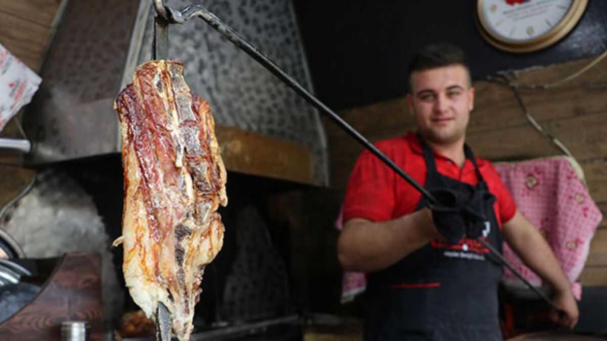 Denizli'de kuzu etinden yaplan Denizli kebab, atal bak kullanlmadan tketiliyor