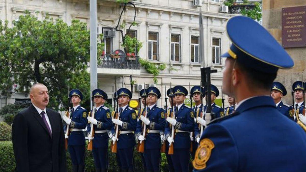 Azerbaycan'da Cumhuriyetin 101. yl dnm kutlanyor, Aliyev, anta elenk brakt