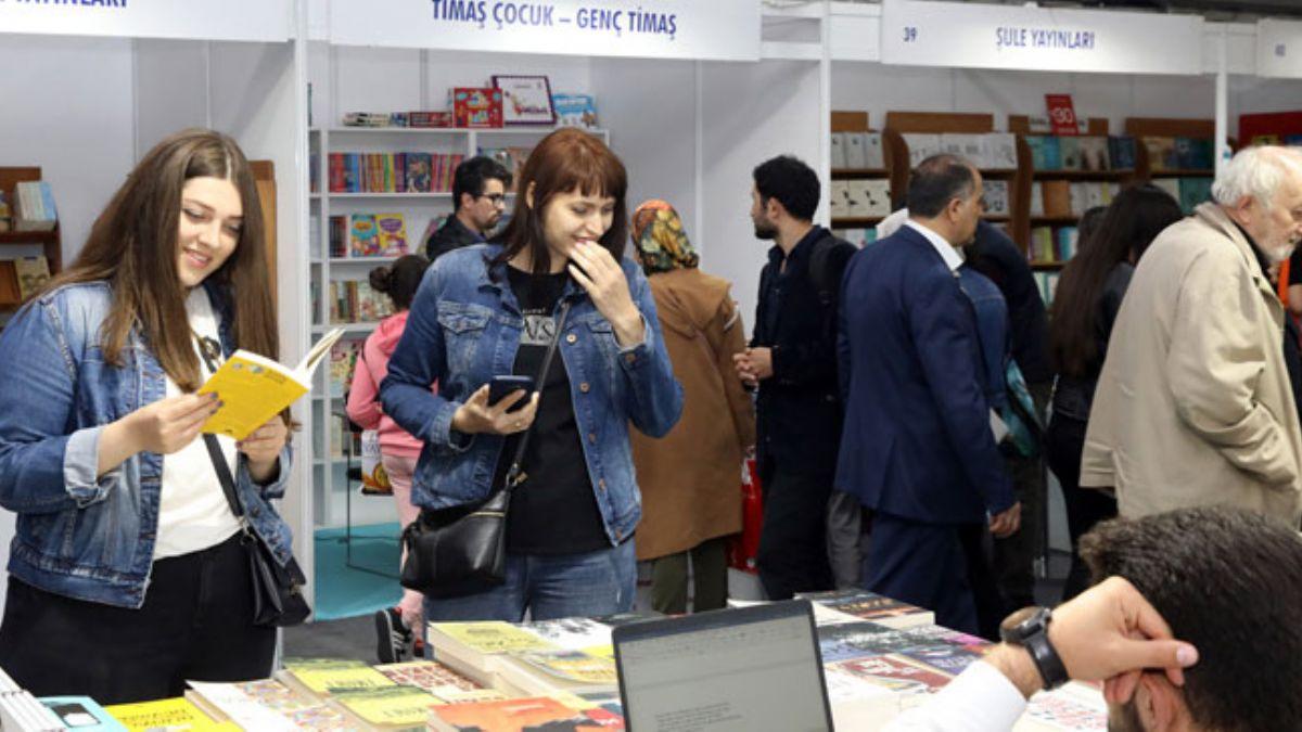 CHP adaynn izin vermedii kitap fuarna stanbullulardan youn ilgi