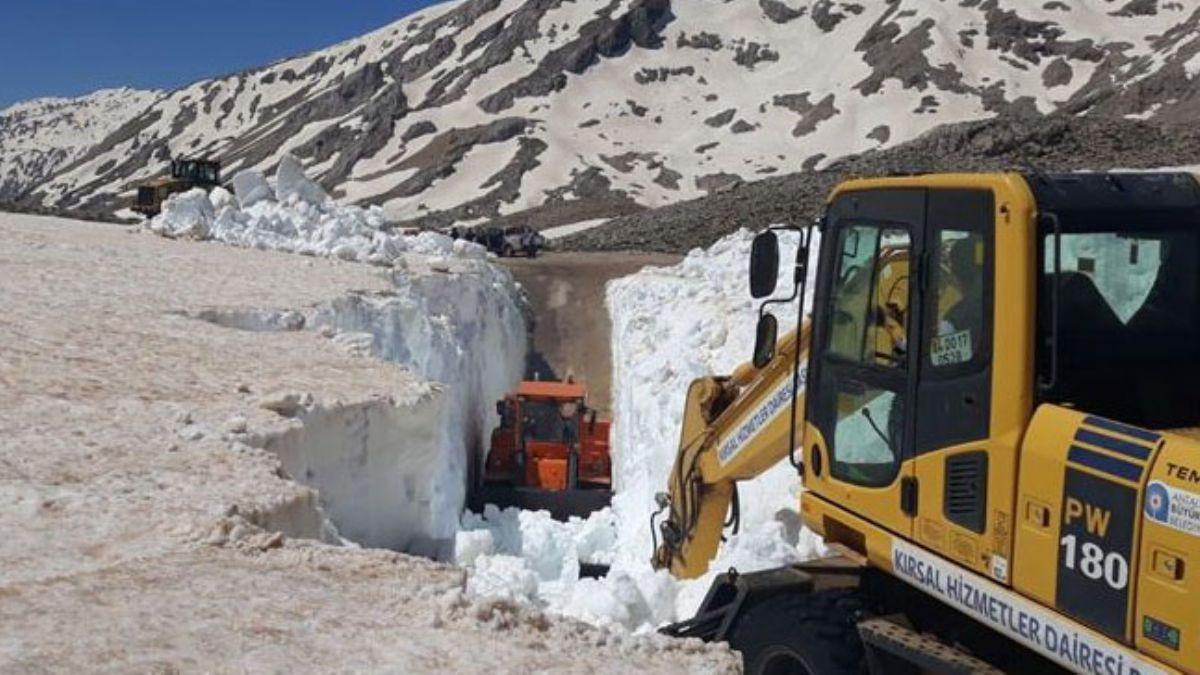 Antalya'nn yayla yollarnda 10 metreyi bulan karla mcadele almalar sryor