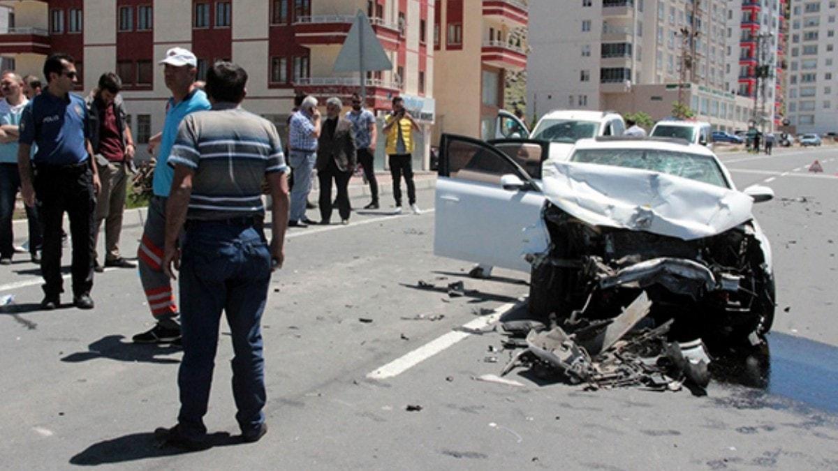 Kayseri'de meydana gelen kazada lks ara hurdaya dnd