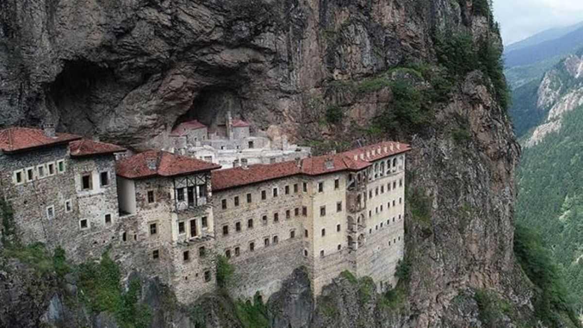 Trkiye'nin nemli turizm merkezlerinden Smela Manastr drt gnde 2 bin ziyaretiyi arlad